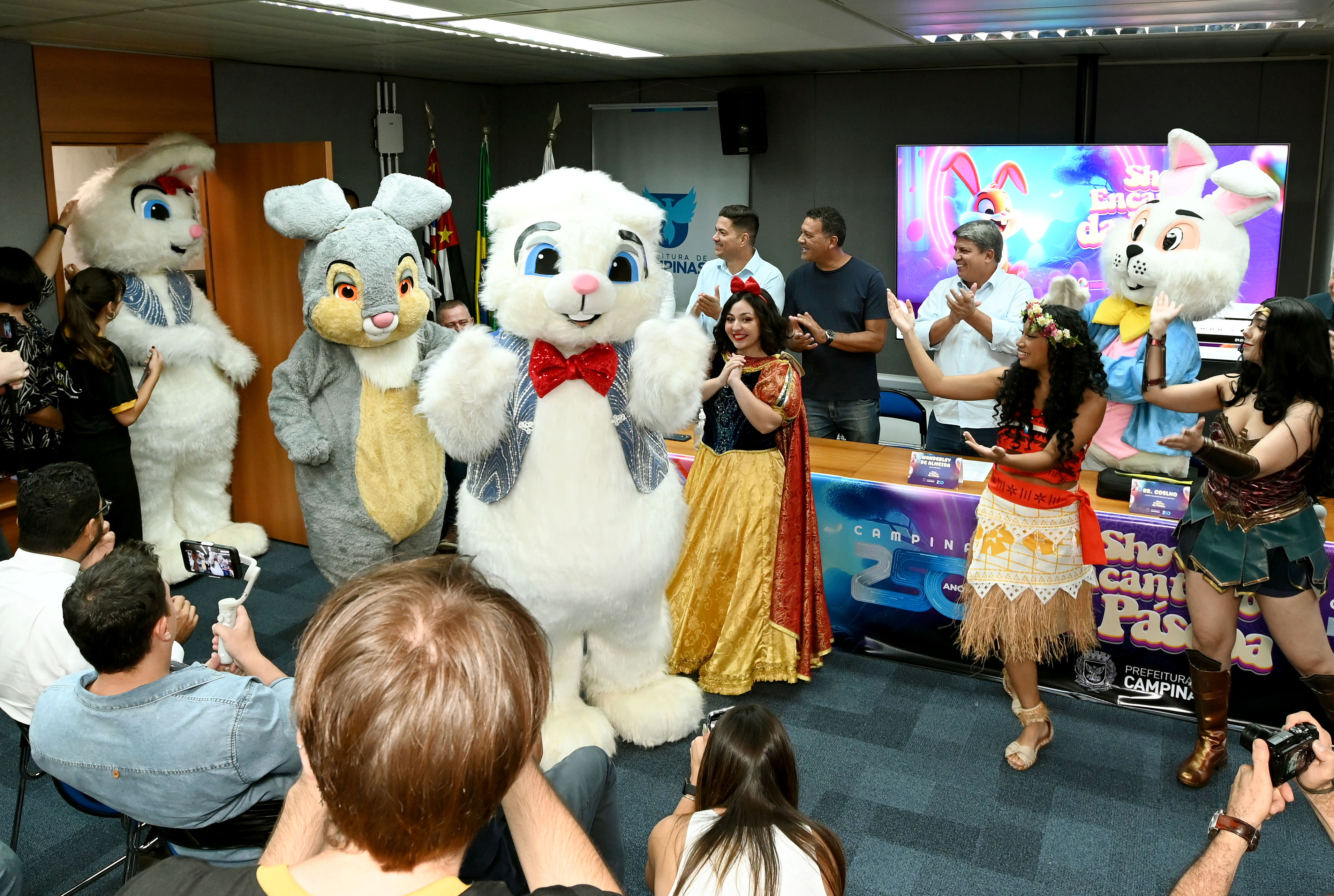 Família Coelho e princesas também participaram