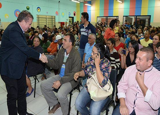 Jonas cumprimenta moradores