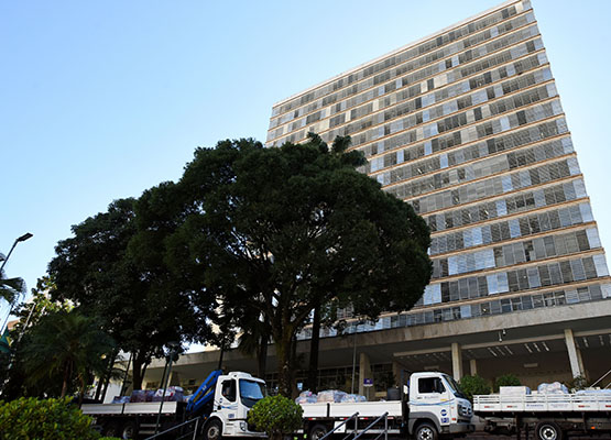 Caminhões com alimentos em frente ao Paço