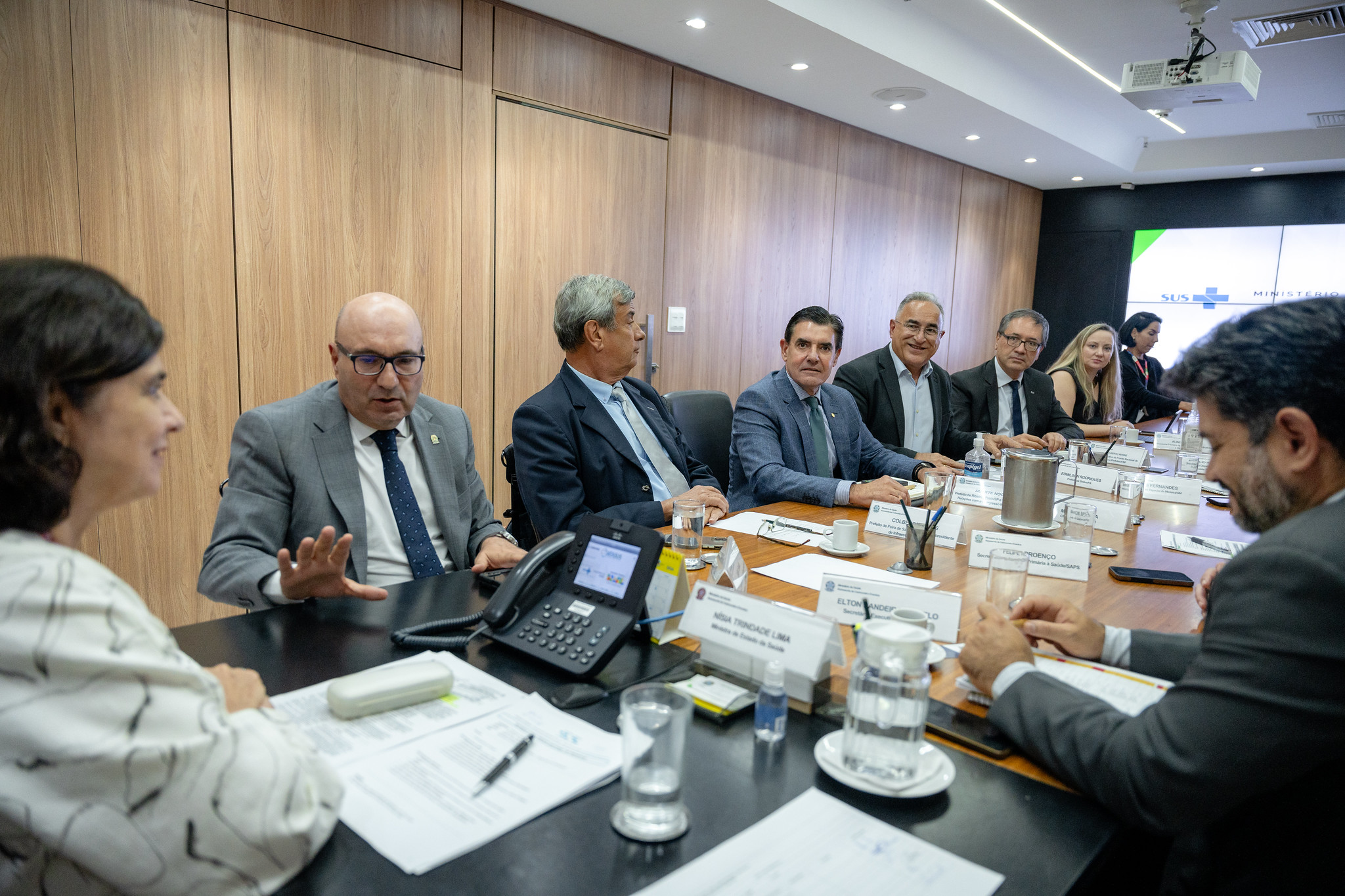 O prefeito, Dário Saadi, durante reunião com a ministra da Saúde, Nísia Trindade