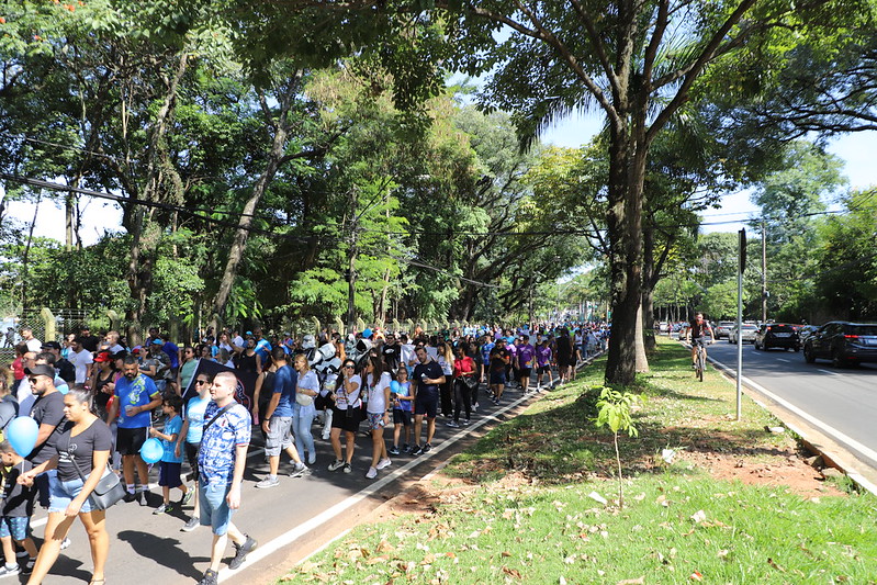 Caminhada reuniu cerca de 500 pessoas na Lagoa do Taquaral