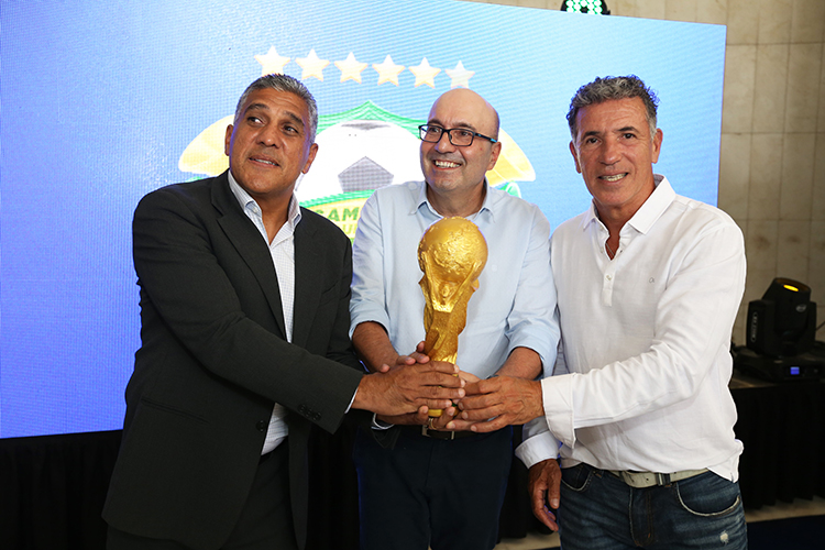 Silas, Dário e Careca com réplica da Taça da Copa do Mundo