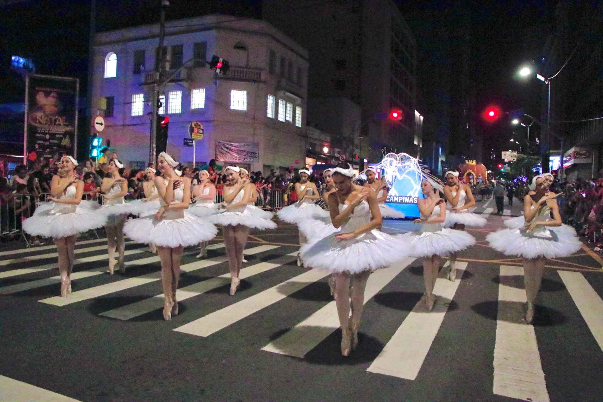 Outra novidade foi a participação de academias de dança, com bailarinas levando peças clássicas para o asfalto