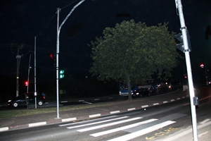 Faixa iluminada destaca o pedestre e auxilia motoristas