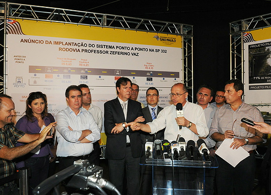 Autoridades e jornalistas acompanham anúncio do governador
