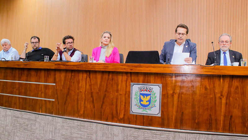 Divulgação/Câmara Municipal Prefeitura foi representada pelos secretários Fernando Caires (Transportes), Adriana Flosi (Desenvolvimento Econômico, Tecnologia e Inovação) e pelo presidente da Emdec, Vinicius Riverete