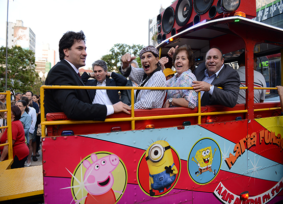 Vice-prefeito Henrique andou no trenzinho que animou a avenida