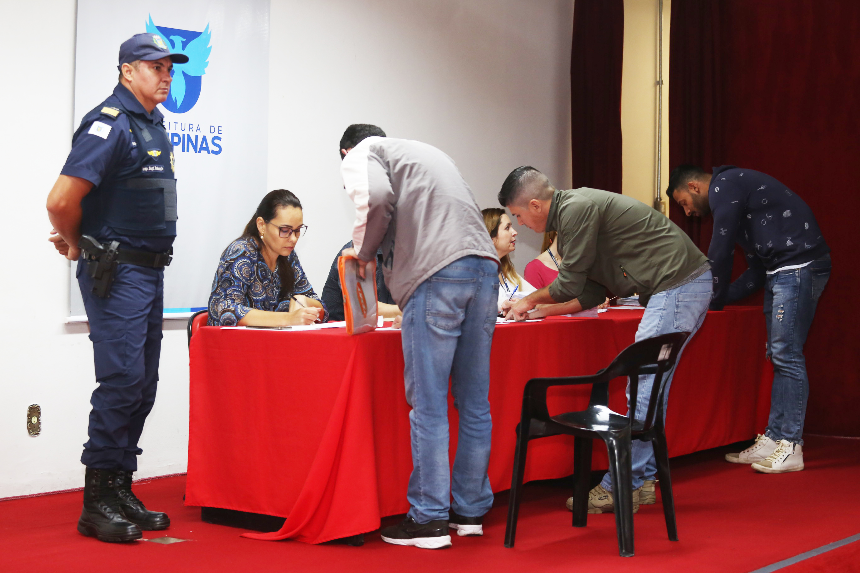 Concurso para a Guarda Municipal teve diversas etapas; na foto, entrega de documentos