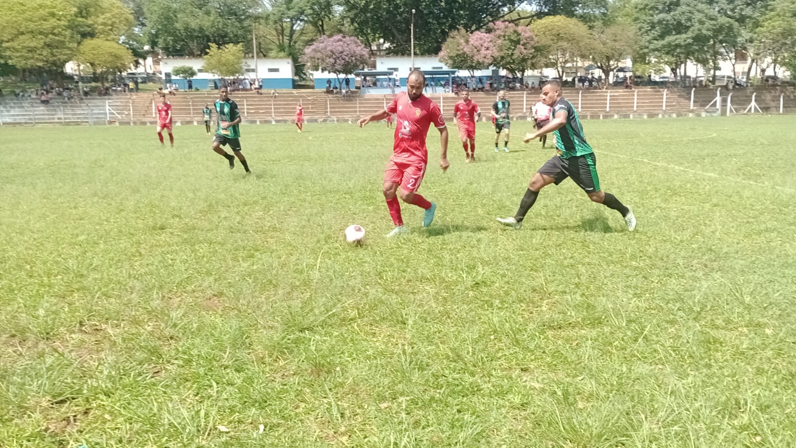 Em jogo de 7 gols, o Galáticos, de vermelho, venceu o Unidos do Novo Campos Elíseos por 4 a 3 