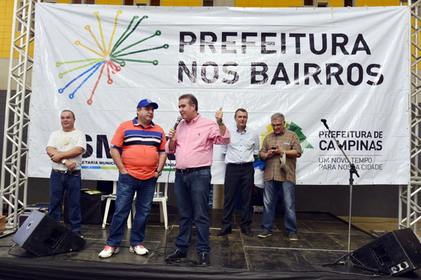 Prefeito fala durante evento