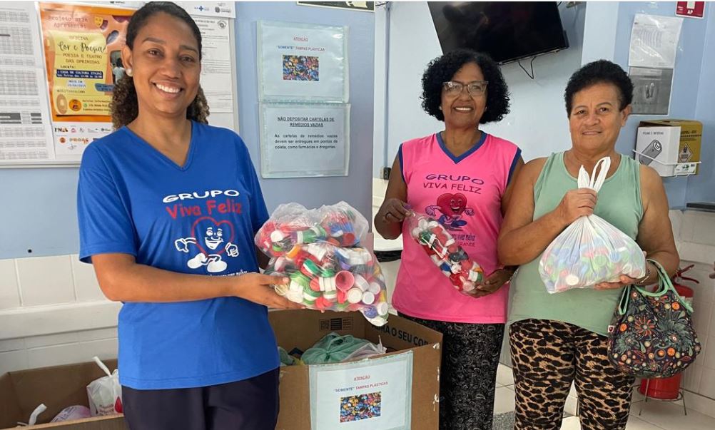 Ananda Evelin Rodrigues Gonçalves, Lourdes Aparecida Gonçalves da Silva Serraglio e Elza Rita Soares dos Santos mostram o material doado