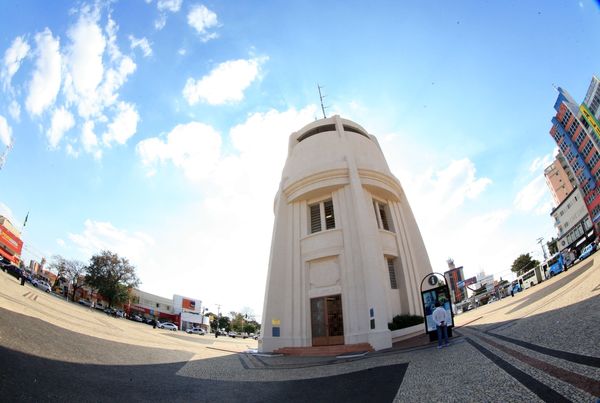 Cartão postal da cidade, Torre do Castelo proporciona vista panorâmica da cidade