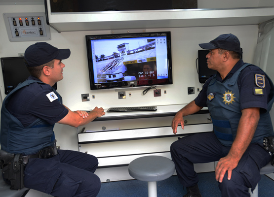 Funcionários da CIMCamp observam o movimento no entorno do Estádio