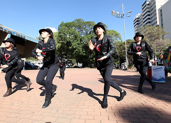 Bailarinos da Ballet&Cia. se apresentaram na praça do Convivência