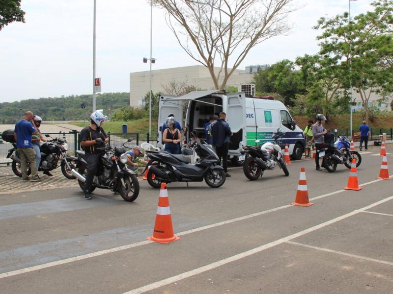 Atividade foi no estacionamento do Shopping Parque das Bandeiras, no Jardim Ipaussurama