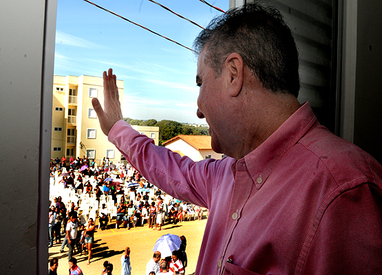 Jonas acena da janela de imóvel