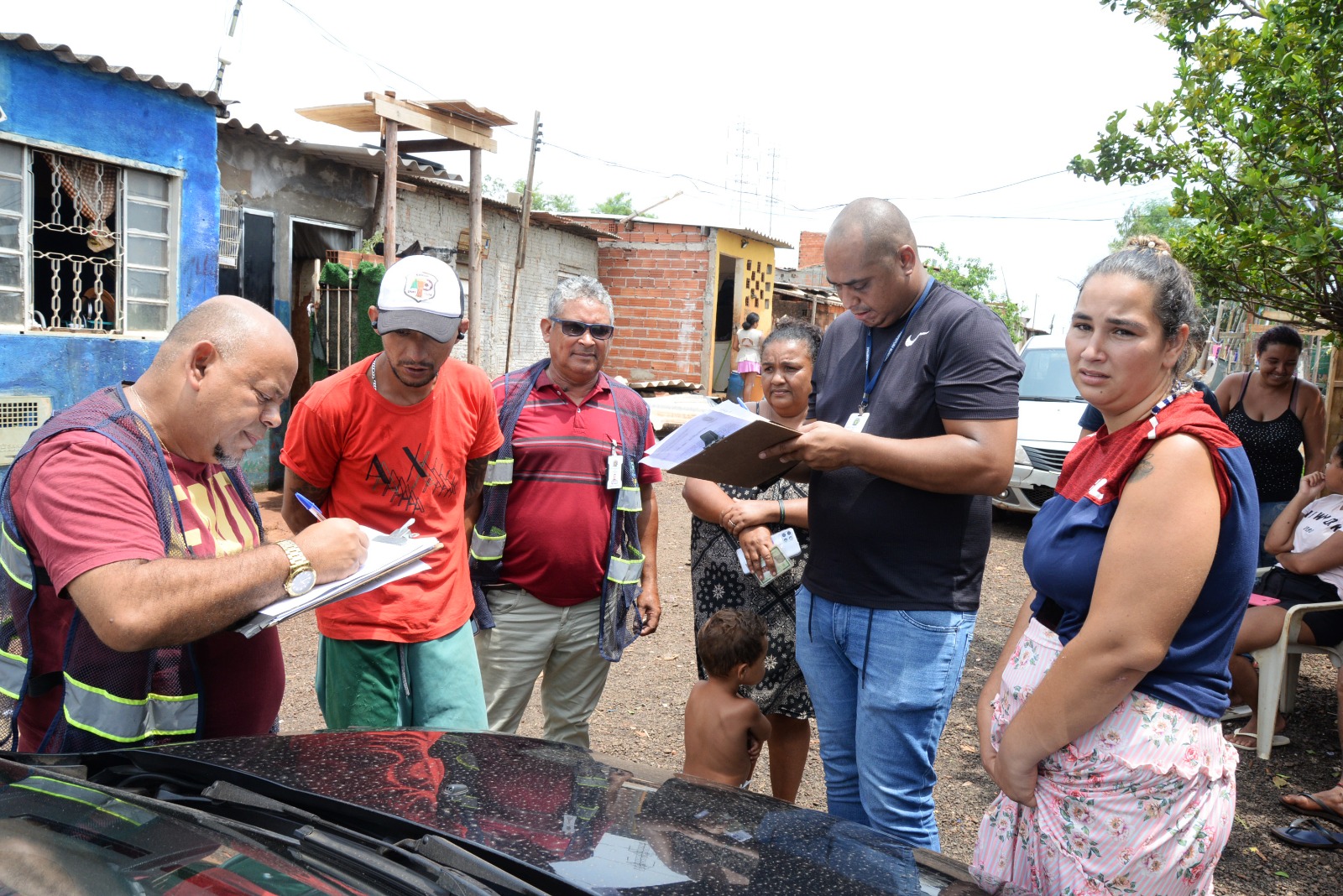 Equipes da Prefeitura durante atendimento às famílias atingidas