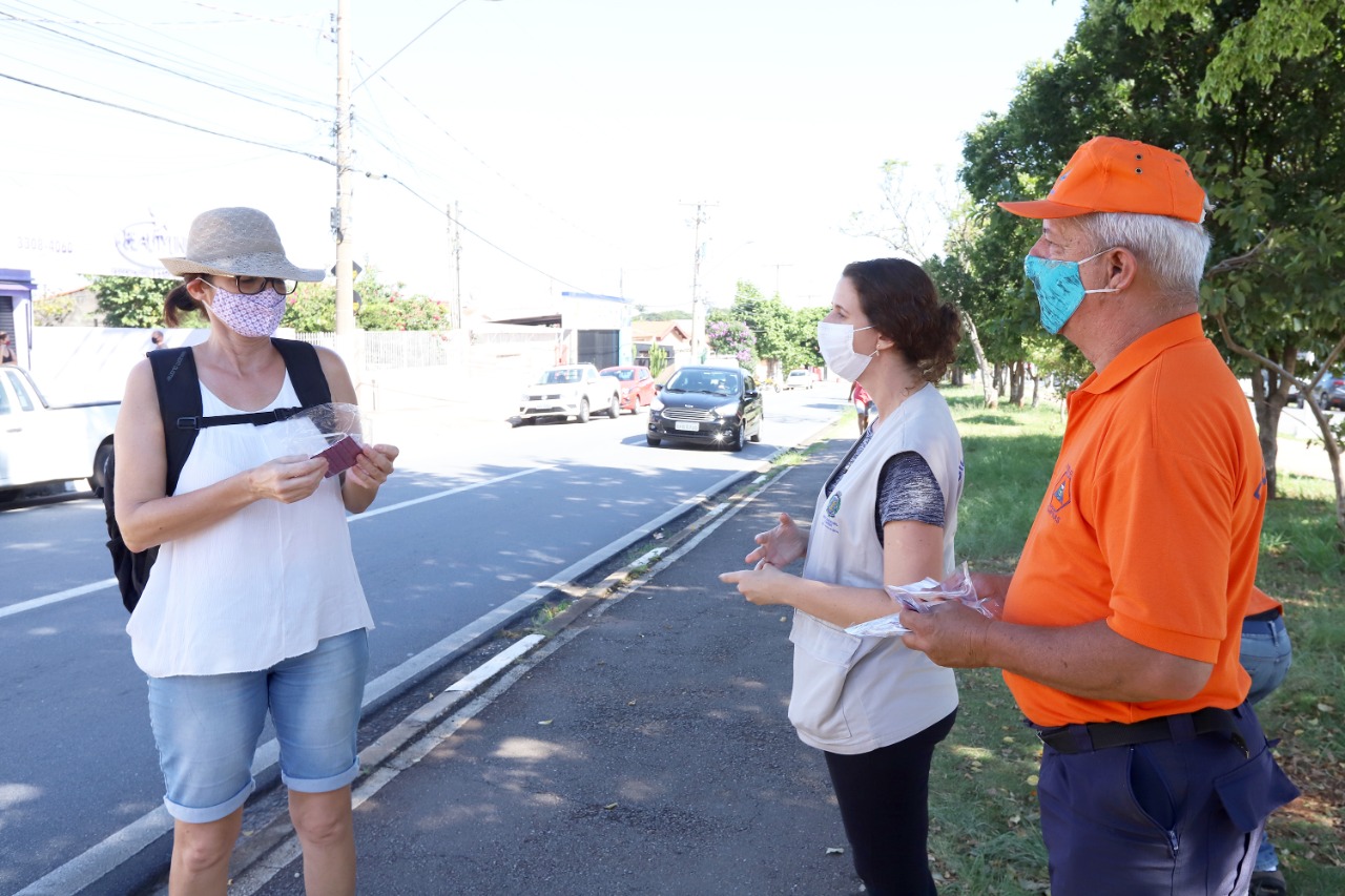Equipes da Força Tarefa Todos contra a Covid entregam máscaras