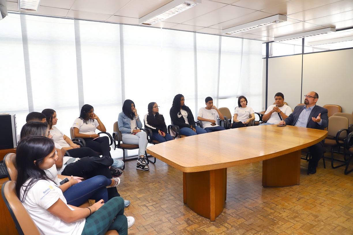 Roda de Conversa é um espaço livre para que jovens possam debater 