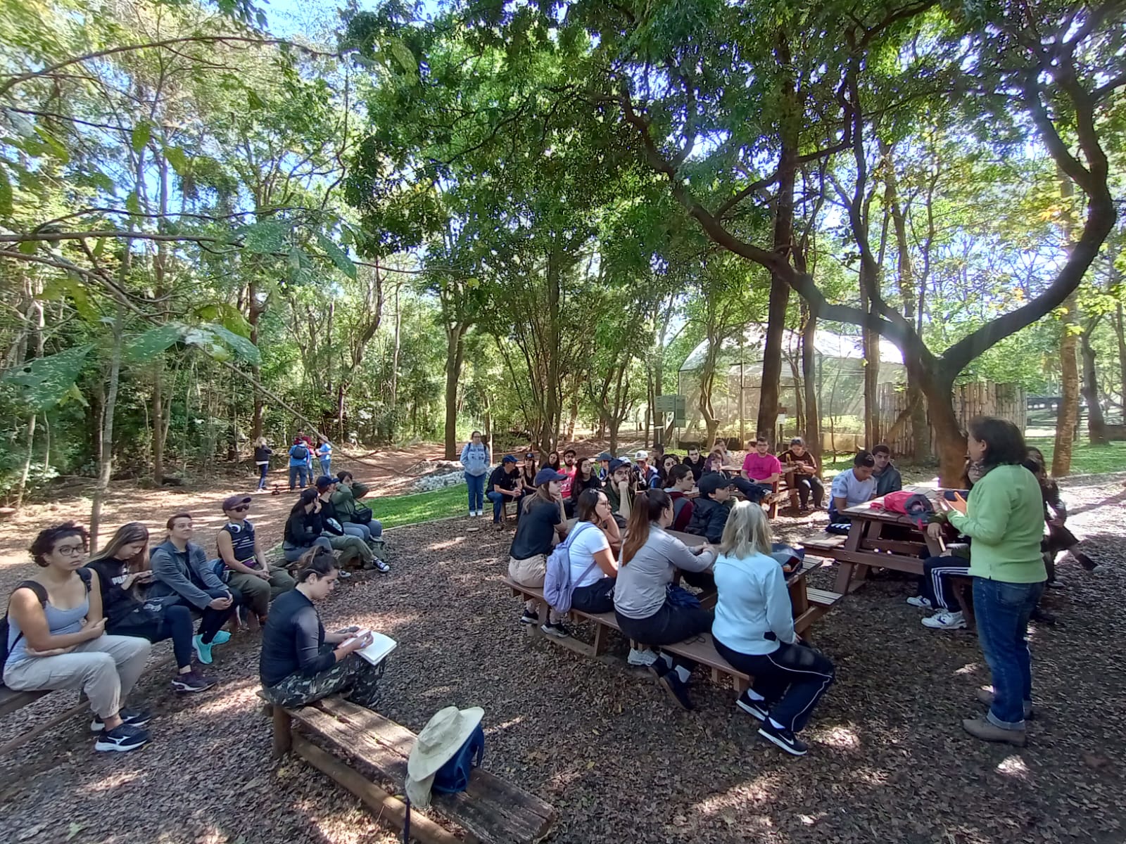 Estudantes de biologia da PUC-Campinas em atividade na Mata de Santa Genebra