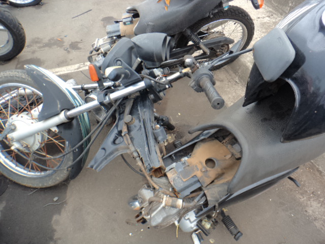 Foto mostra moto leiloada serrada ao meio para ser entregue ao comprador