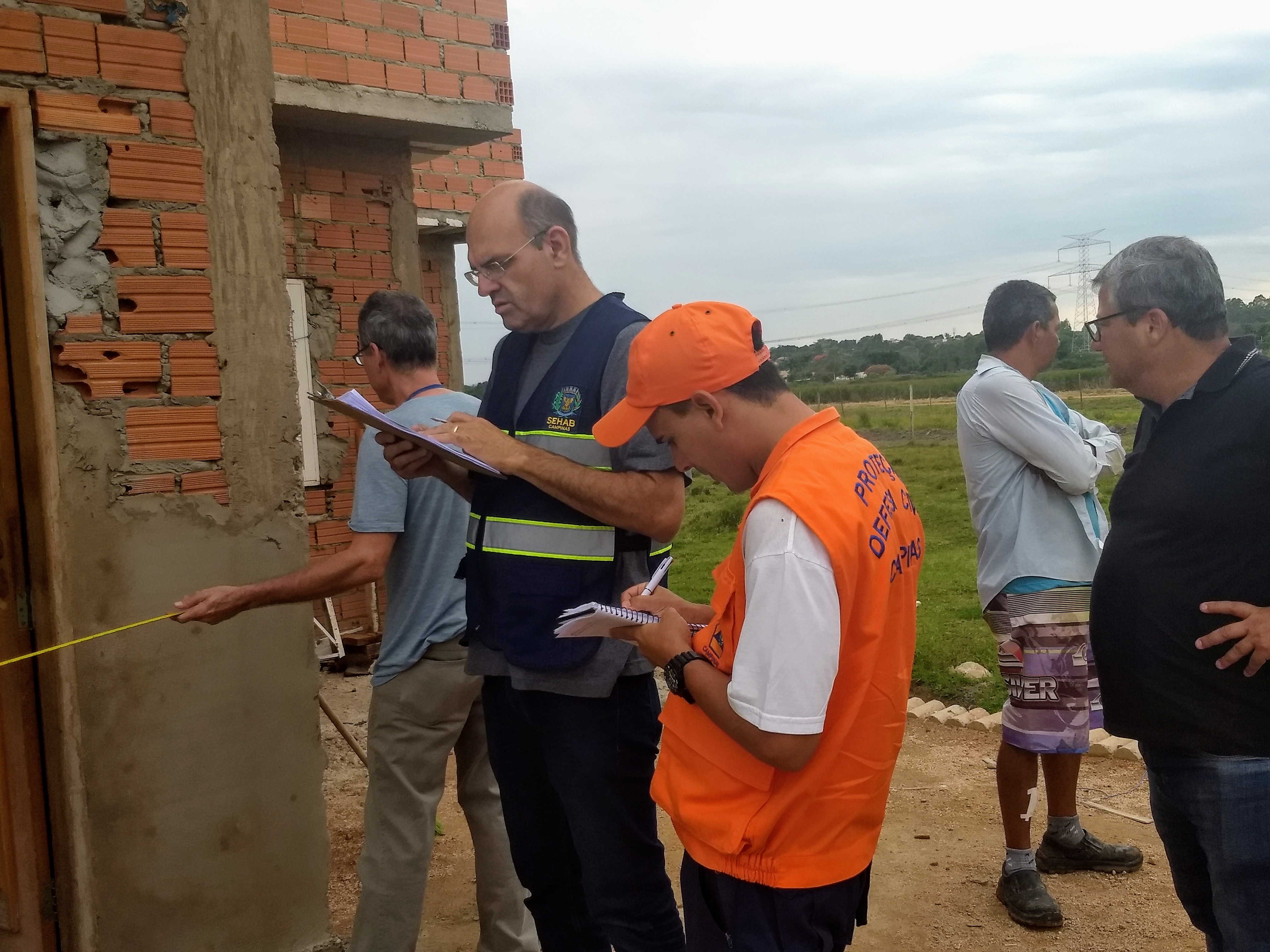 ... e ordena paralisação das obras