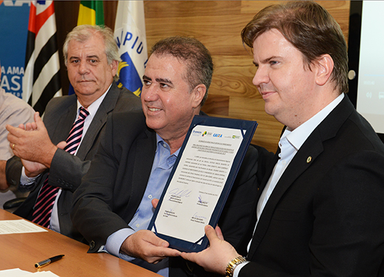 ... pelo ministro e pelo presidente da Sanasa