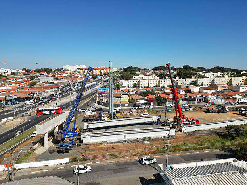 Dois guindastes serão usados na operação