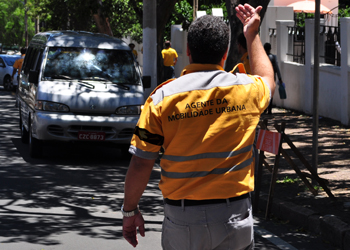 Amarelinho orienta o trânsito