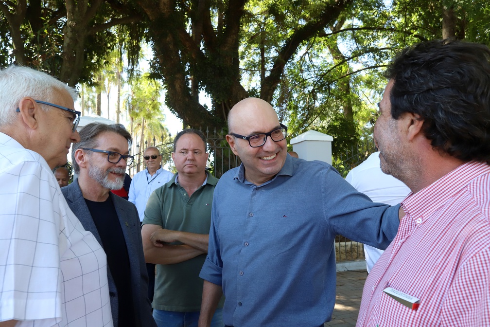 Autoridades acompanharam prefeito na visita a Sousas