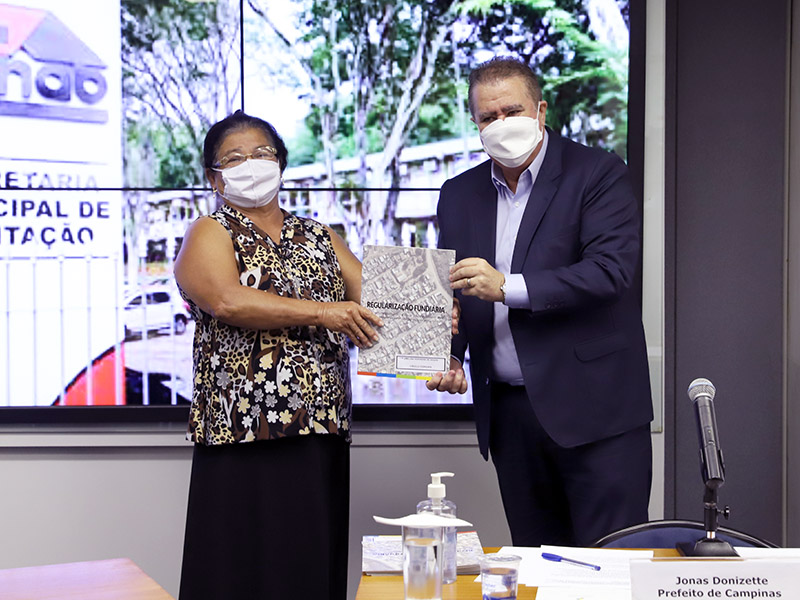 Prefeito Jonas Donizette entrega matrícula para moradores de 3 núcleos residenciais