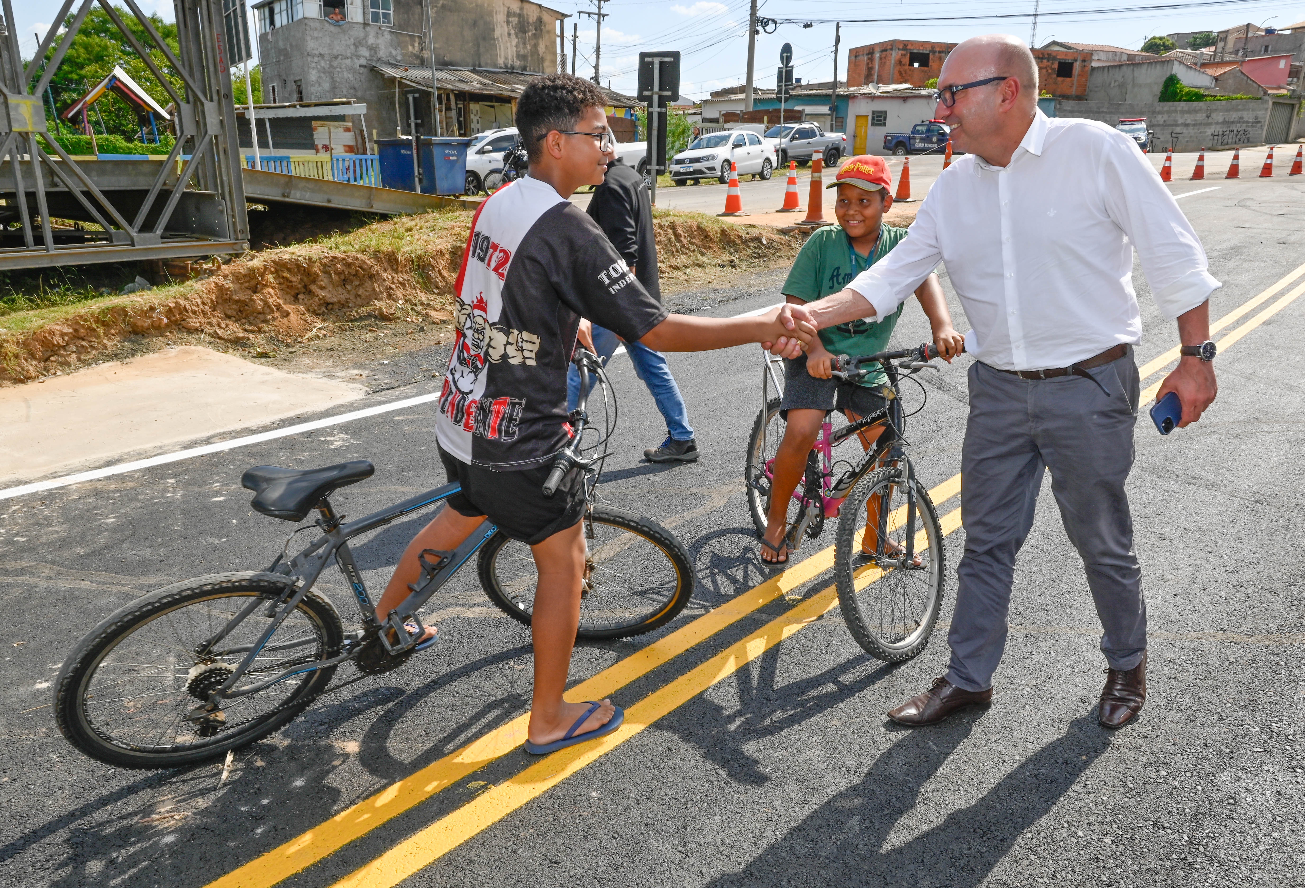 Dário Saadi cumprimenta crianças que foram na inauguração