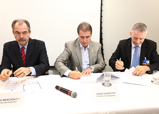 Prefeito assina contratos para recebimento de recursos federais