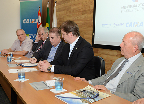 Prefeito assinou o contrato, também firmado ...