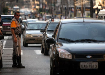 Agente da Mobilidade Urbana observa tráfego