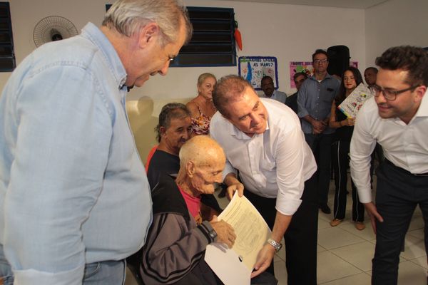 Moradores se emocionaram com os documentos