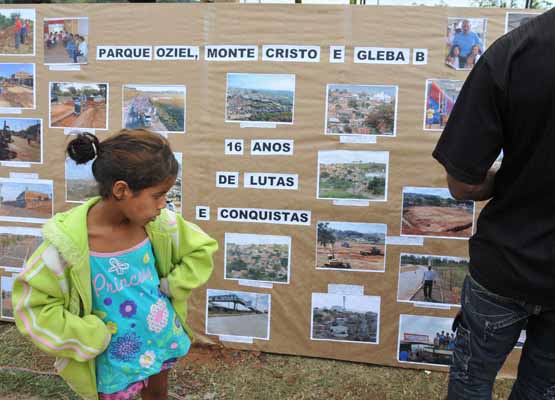 Pequeno morador confere mural das conquistas