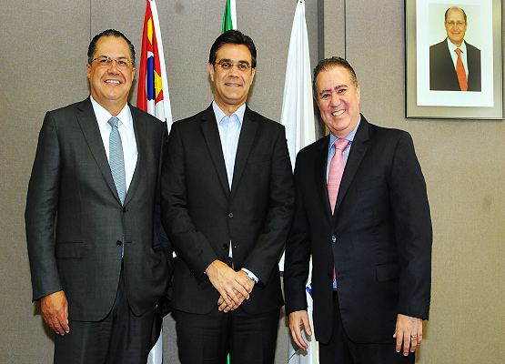 Secretário estadual da Habitação, Rodrigo Garcia, entre o novo presidente da Cohab, Samuel Rossilho, e o prefeito Jonas