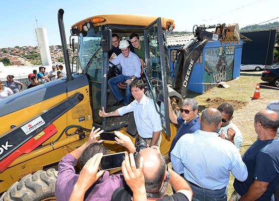 Prefeito e autoridades em maquinário usado para as obras