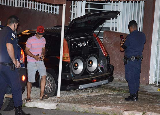 Agente faz medição da altura do som