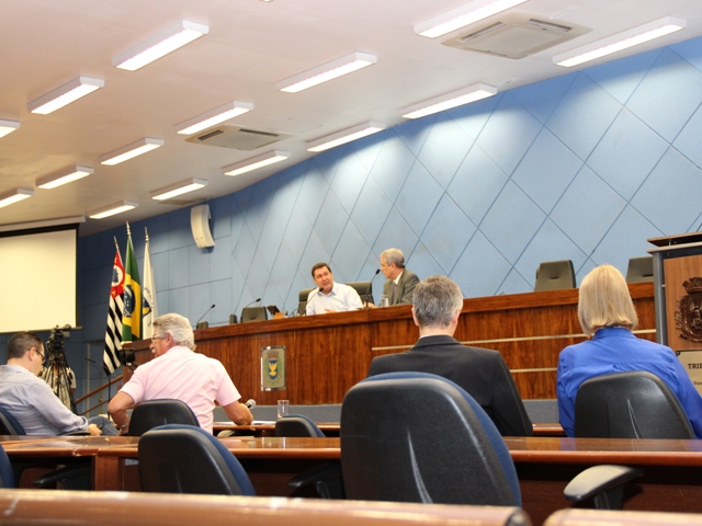 Autoridades presentes na discussão da Câmara Municipal