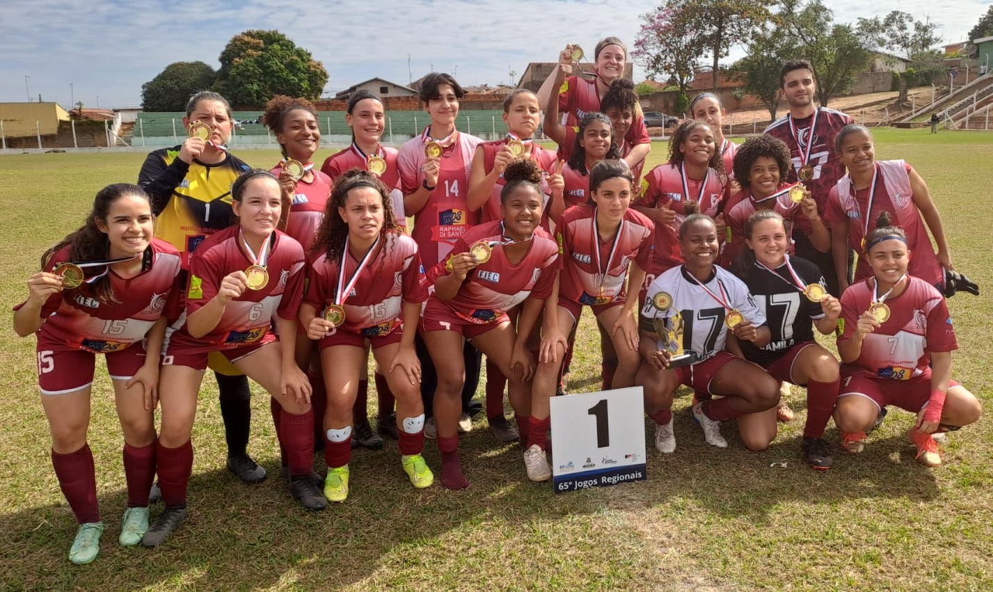 Equipe de futebol feminino foi camp