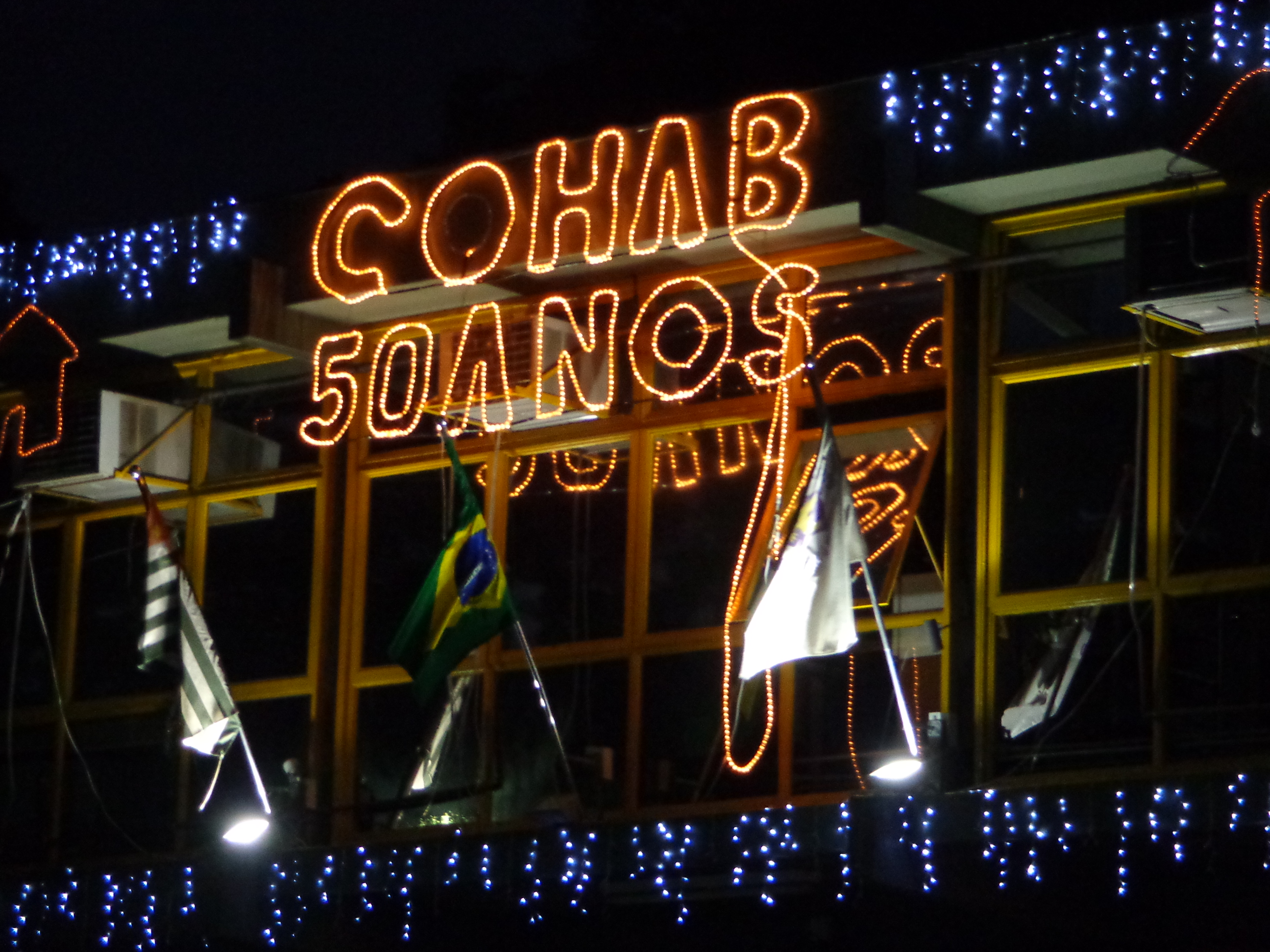 Fachada da Cohab-Campinas com motivos natalinos