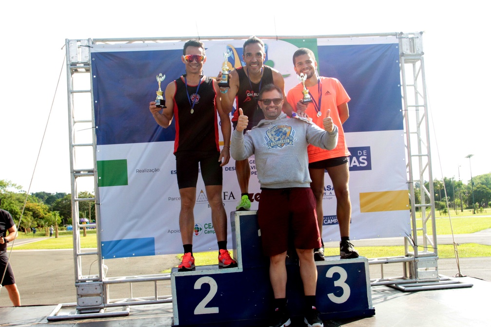 Os medalhistas Marcos (esq.), Paulo (Centro) e Douglas