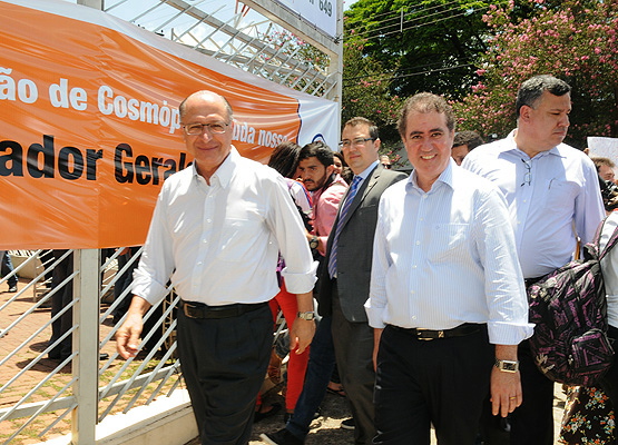 Prefeito e governador caminham lado a lado