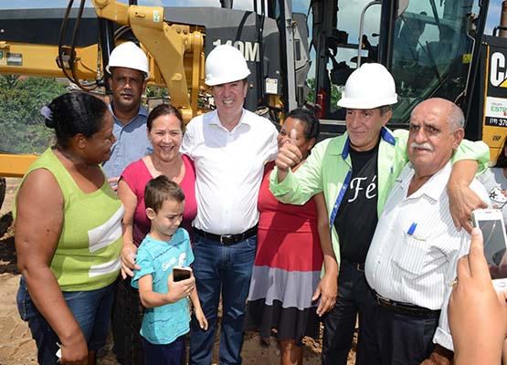 Prefeito posa com trabalhadores e moradores do bairro