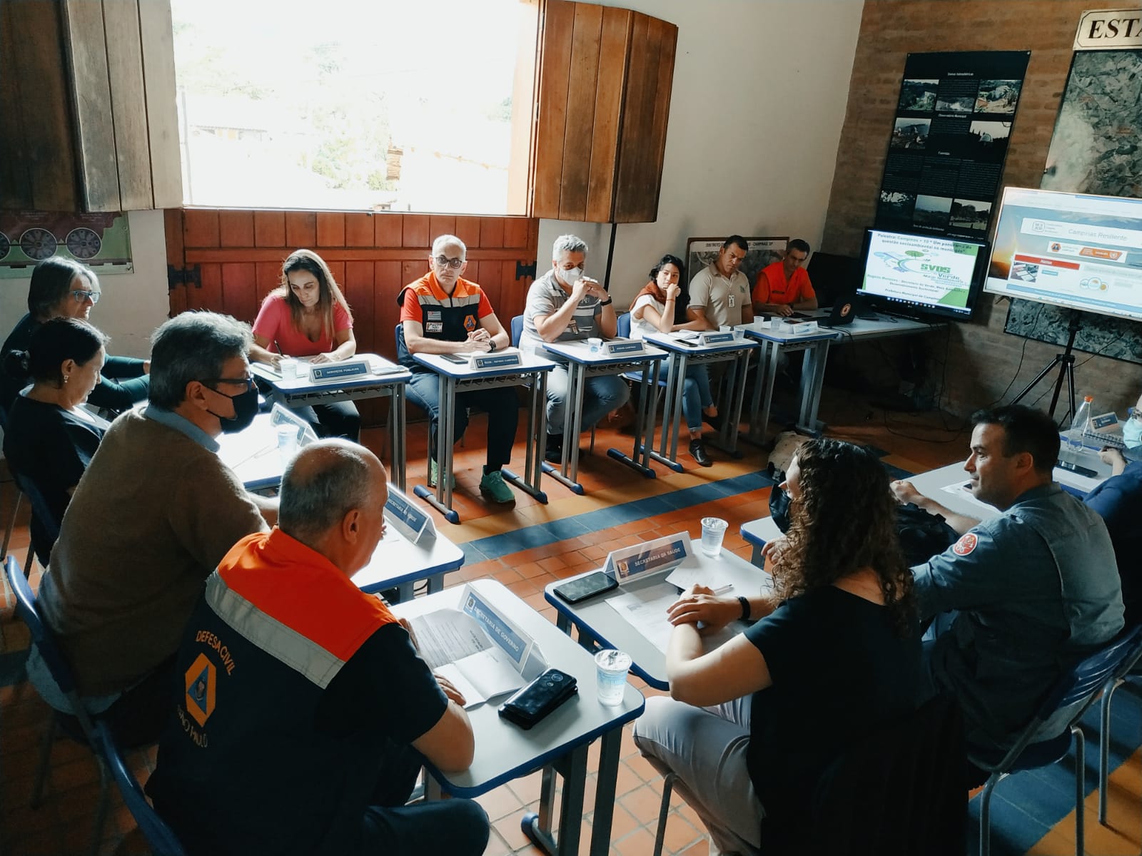 Representantes de secretarias, autarquias e Bombeiros fizeram primeira reunião na Sala de Situação