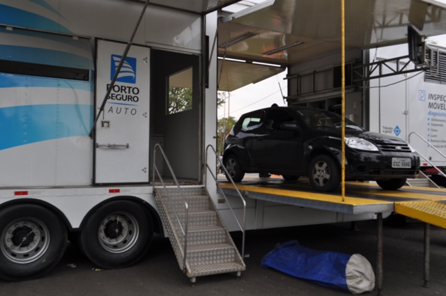 Carro passa por vistoria na Lagoa do Taquaral