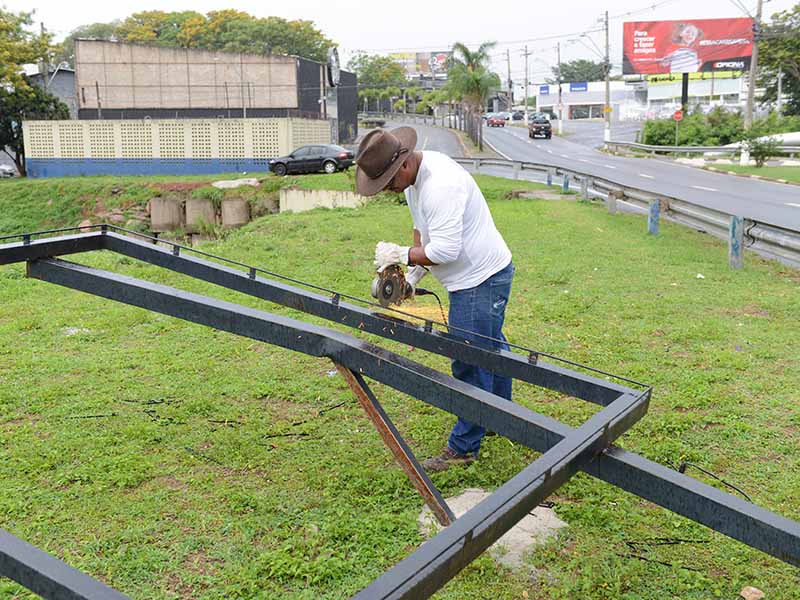 Retirada de instalação na Avenida José de Souza Campos