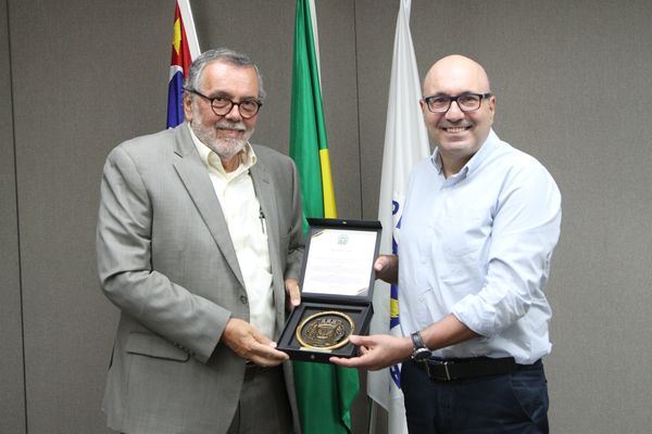 Dário Saadi presentou o cônsul com o brasão de Campinas